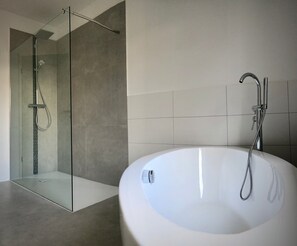 Shower, towels - Apartment 'Schneiders 3' with Shared Terrace, Shared Garden and Wi-Fi (Kastel (Nonnweiler))