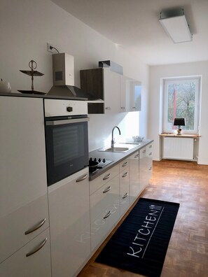 Jääkaappi, mikroaaltouuni, uuni, liesi