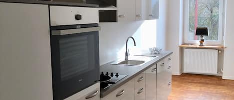Een koelkast, een magnetron, een oven, een kookplaat