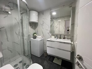 Dutxa, assecador de cabells i tovalloles 