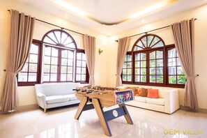Games room - Gem Villa 10, Biệt thự phong cách cổ điển, sang trọng và ấm cúng có hồ bơi  lớn. (Hồ Chí Minh)