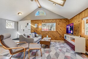 TV - Bear Creek Retreat (Colorado Springs)