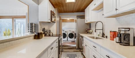 Réfrigérateur, four à micro-ondes, un four, lave-vaisselle