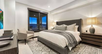 Elegant Mountain Abode w/ 4 King Suites•Hot Tub•Billiards•Sweeping 180° Views