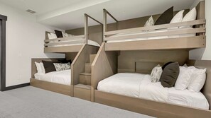 Habitació amb literes i escala que les connecta.