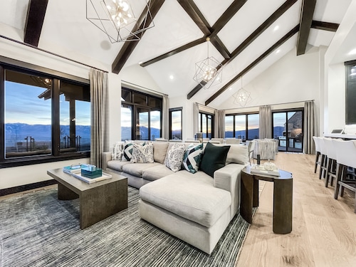 Family Winter Vacation at Elegant Mountain Abode w/ 4 King Suites•Hot Tub•Views