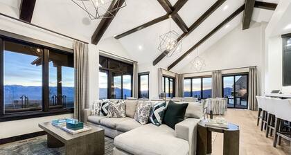 Family Winter Vacation at Elegant Mountain Abode w/ 4 King Suites•Hot Tub•Views