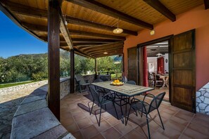 Outdoor dining - Villa Del Golfo - Castellammare Del Golfo ,Sicily (Castellammare del Golfo)