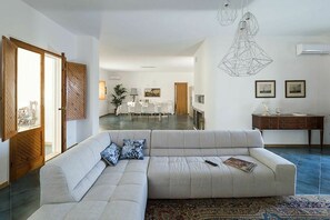 TV, fireplace - Villa Salinella - Trapani ,Sicily (Trapani)