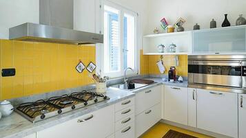 Kühlschrank, Mikrowelle, Geschirrspüler, Toaster