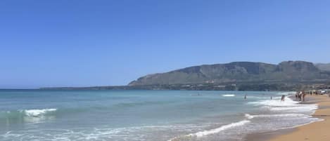 Una spiaggia nelle vicinanze