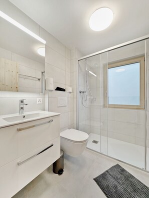 Een douche, een haardroger, handdoeken