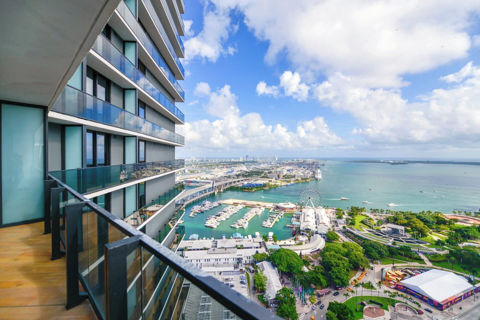 Apartment with Panoramic Views of Bayside