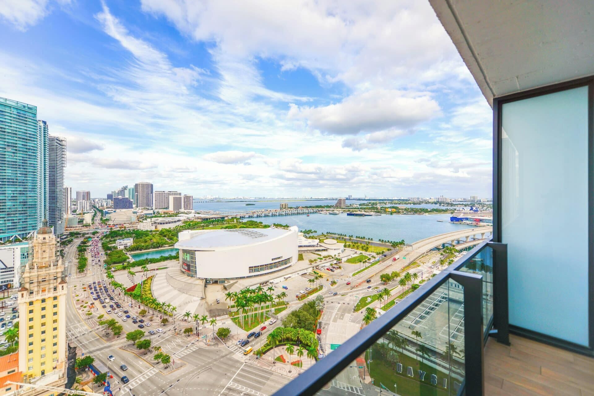 Breathtaking Studio with Bay & City Views