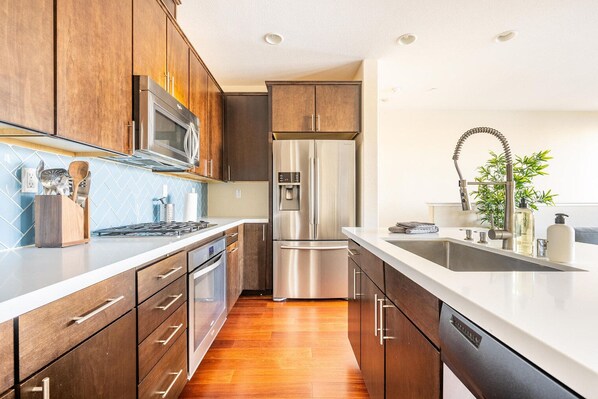 Fridge, microwave, oven, stovetop - Hip Redwood City 2BR w/ Balcony, nr Outdoor Activities, by Blueground (Redwood City)