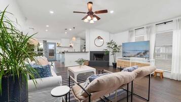 Televisión, chimenea y oficina