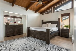 3 slaapkamers, een strijkplank/strijkijzer, gratis wifi, beddengoed