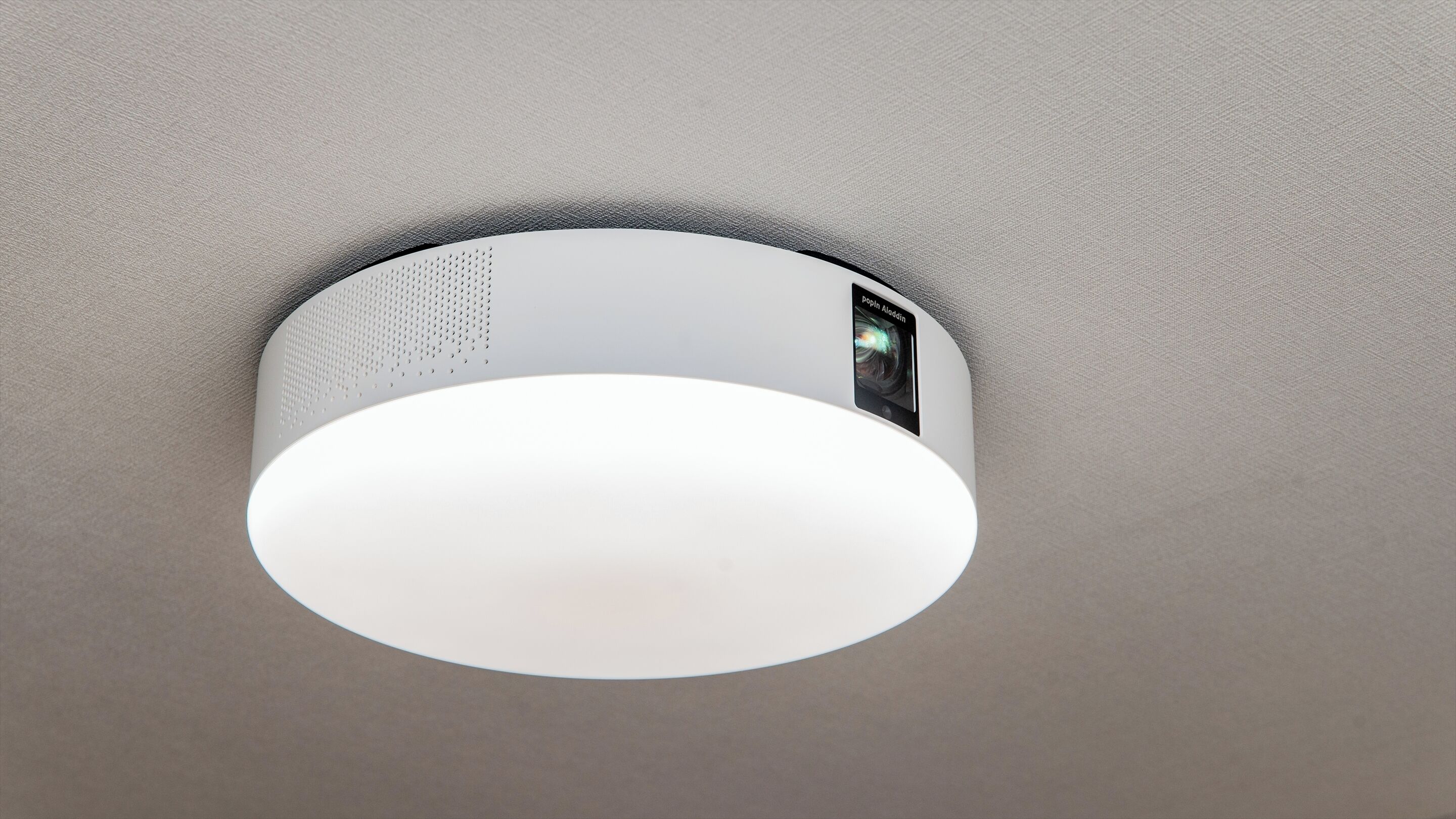 Rilevatore di fumo montato a soffitto con pannello LED visibile.