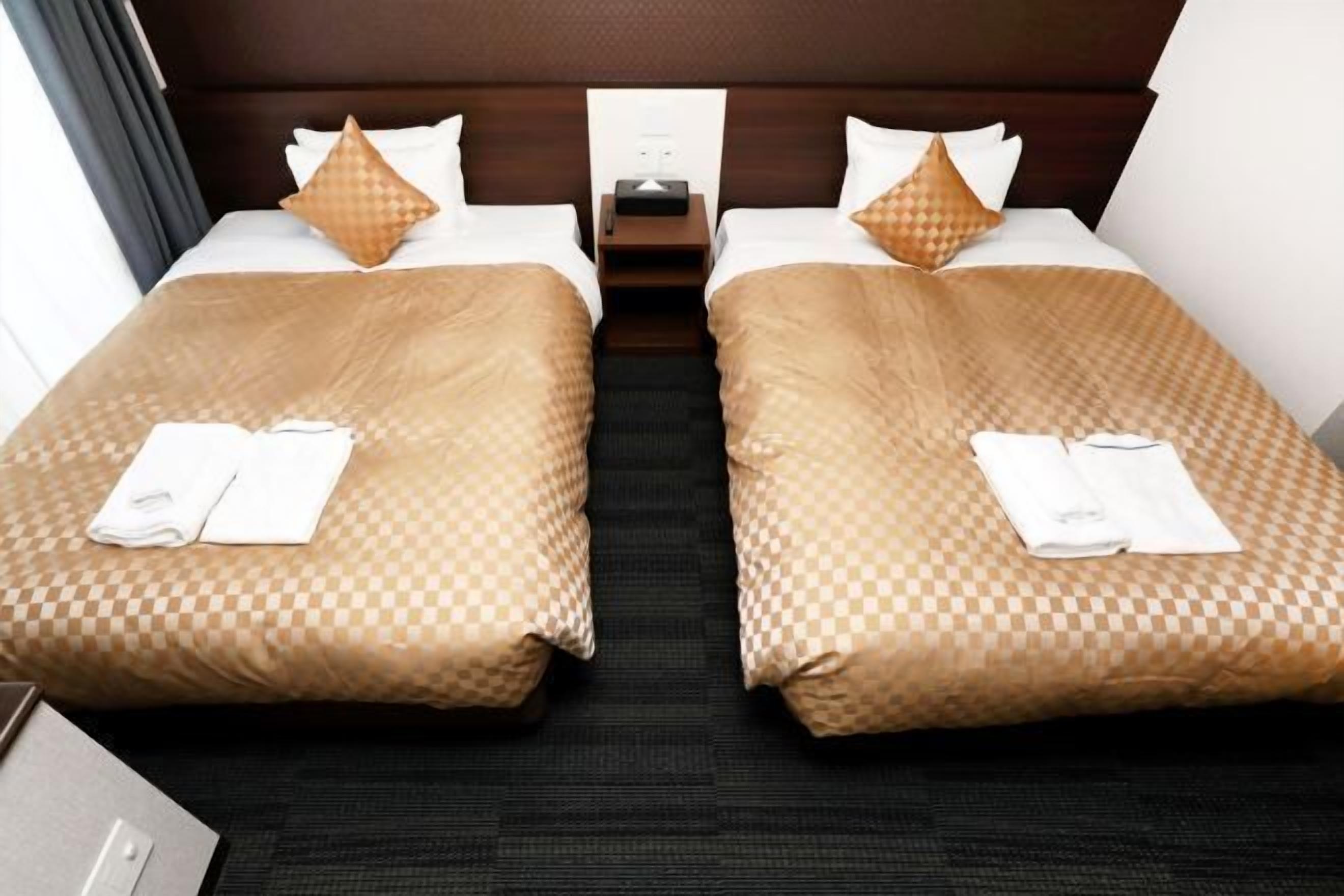 Skrivebord, blendingsgardiner, strykejern/-brett og wi-fi (inkludert)