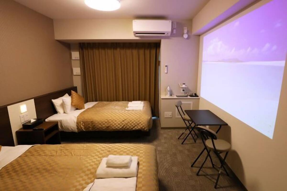 Bureau, rideaux occultants, fer et planche à repasser, Wi-Fi gratuit