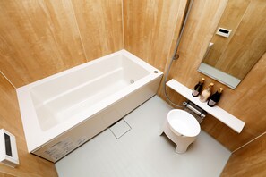 Suite, non-fumeurs | Salle de bain | Ensemble douche/baignoire, articles de toilette gratuits, sèche-cheveux