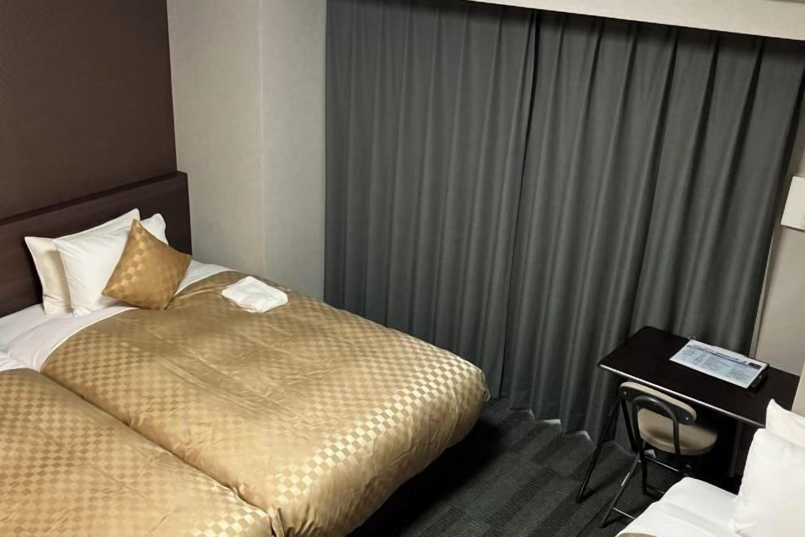 Skrivebord, blendingsgardiner, strykejern/-brett og wi-fi (inkludert)