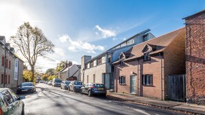 A street with parked cars and buildings. - Cosy 2-bedroom Haven in Picturesque Headington (Oxford)