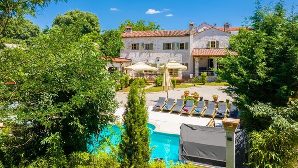 A stone building with a pool and lounge chairs. - Villa Damiana in Domijani i (Zminj)