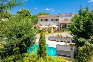 A stone building with a pool and lounge chairs. - Villa Damiana in Domijani i (Zminj)