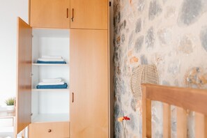 2 bedrooms, soundproofing - Villa Dioni Tria in Ditiki Mani (West Mani)