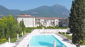 Un hôtel doté d’une piscine, d’un espace extérieur aménagé et offrant une vue sur les montagnes.