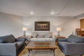 Smart-tv, eldstad och dvd-spelare