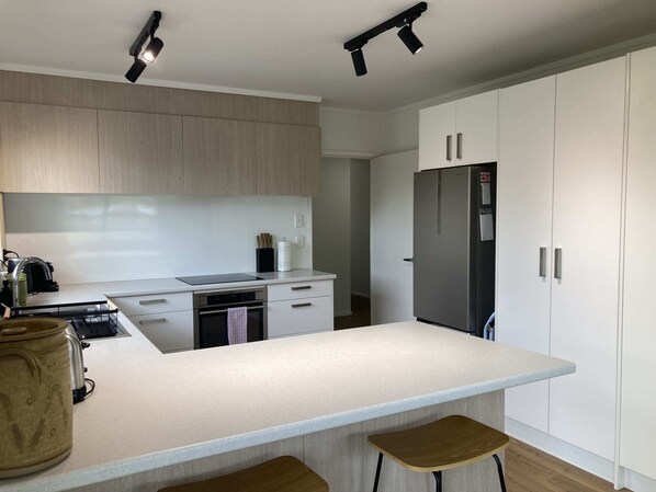 Fridge, microwave, oven, stovetop - Family Adventure Get-Away (Rotorua)