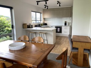 Fridge, microwave, oven, stovetop - Family Adventure Get-Away (Rotorua)