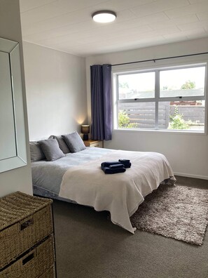 3 bedrooms, desk, iron/ironing board, travel crib - Family Adventure Get-Away (Rotorua)