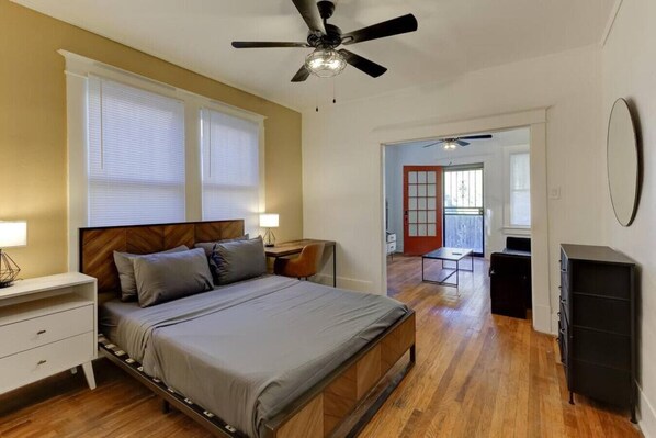 1 quarto, escrivaninha, ferros/tábuas de passar roupa, Wi-Fi de cortesia