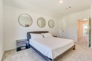 3 bedrooms, desk, iron/ironing board, Internet - 12 Mi to Dtwn Austin: Quiet Home w/ Patio & Yard (Del Valle)