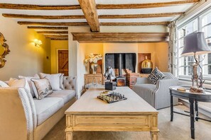 Televisión, chimenea y oficina 