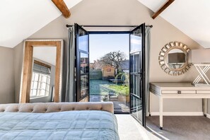 5 bedrooms, desk, iron/ironing board, travel cot - Marsh Mallow Cottage - Hot Tub Packages Available (Loughborough)