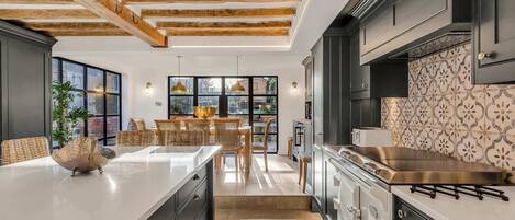 Køleskab, mikrobølgeovn, ovn, kogeplade