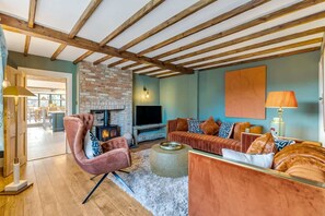 テレビ、暖炉、書斎 / ワークスペース