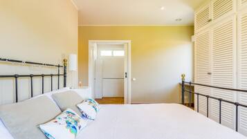 4 bedrooms, iron/ironing board, internet, bed sheets