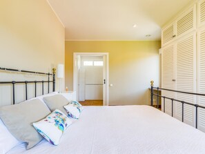 4 bedrooms, iron/ironing board, internet, bed sheets