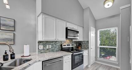 Lake Conroe Condo in Gated Community with Porch & Modern Amenities—Your Ideal Getaway Spot!