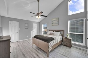 2 bedrooms, iron/ironing board, free WiFi, bed sheets - 2 BR Lake Conroe Condo | Peaceful Porch | Gated Community | Near Waterpoint Marina (Montgomery)