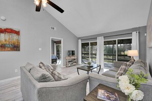 Smart TV - 2 BR Lake Conroe Condo | Peaceful Porch | Gated Community | Near Waterpoint Marina (Montgomery)