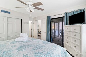 2 soverom, skrivebord, strykejern/-brett og reiseseng for barn