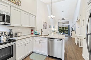 冰箱、微波炉、烤箱、炉灶