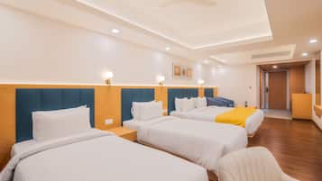 Family Studio Suite | In-room safe, desk, laptop workspace, soundproofing