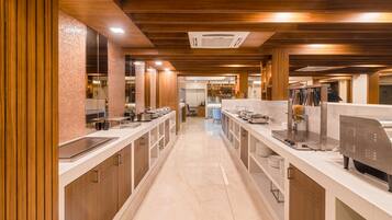 بوفيه فطور مجانًا يوميًا